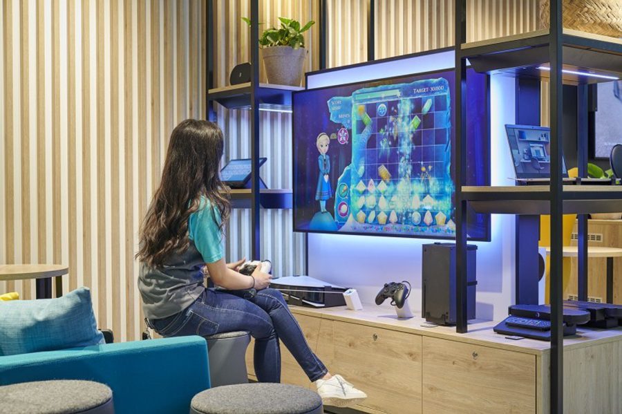 800 eeonebraham thestoreprovidesaspaceforcustomerstogetinvolvedinthelatesttechandgaminglaunches
